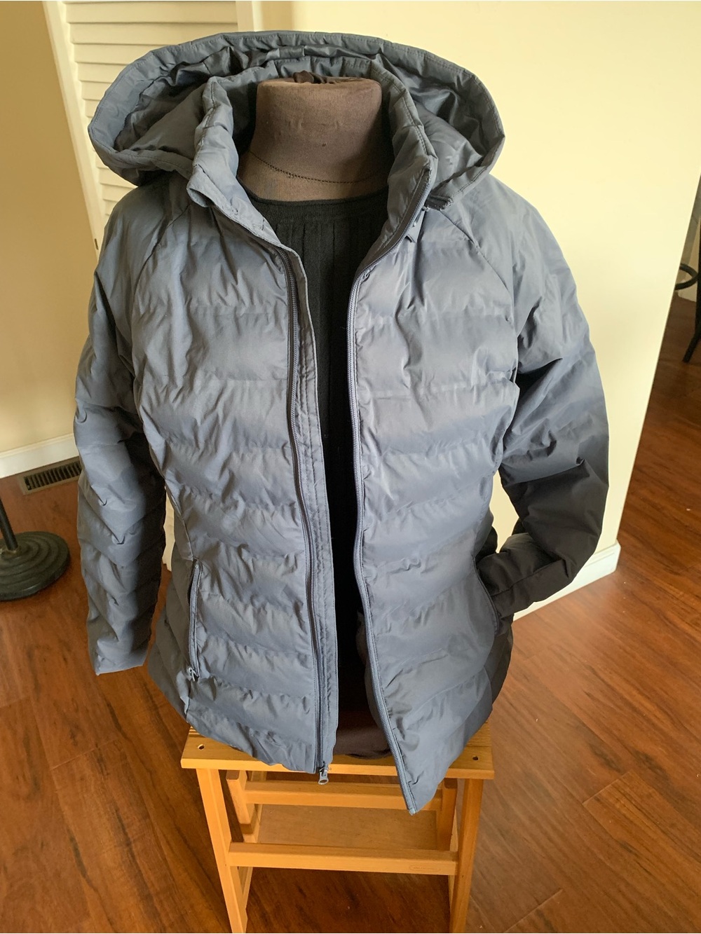 Time and Tru Women's Hooded Puffer Jacket in Light Gray